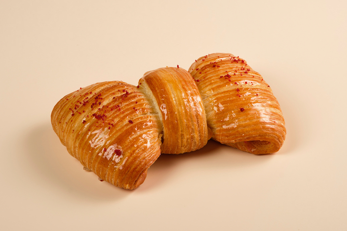 Слойка Бант с малиновым сырным кремом 130гр 0 - фудмаркет «Ватрушка» Слойка Бант с малиновым сырным кремом 130гр 0