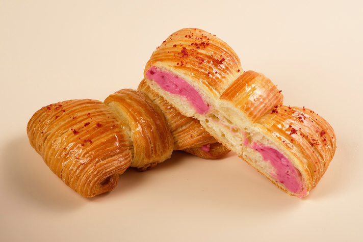 Слойка Бант с малиновым сырным кремом 130гр 1 - фудмаркет «Ватрушка» Слойка Бант с малиновым сырным кремом 130гр 1