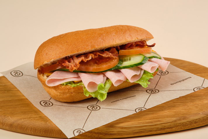 Сэндвич с жареным беконом и ветчиной 230гр 0