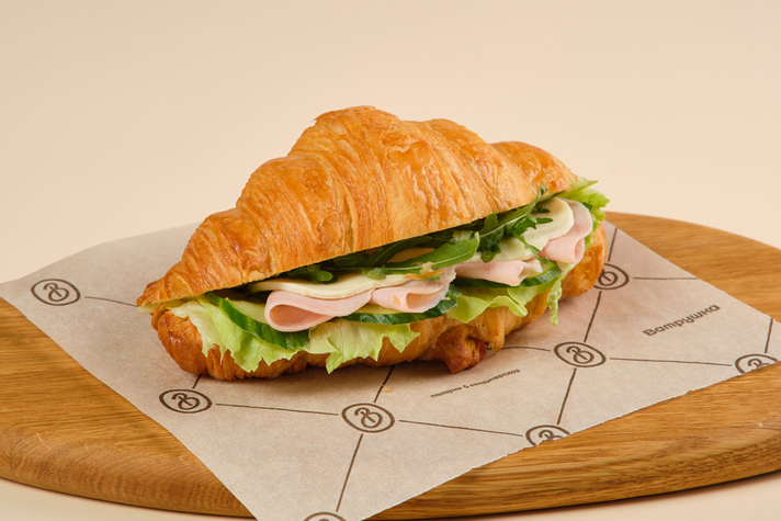 Сэндвич на круассане с мортаделлой и моцареллой 180гр 0