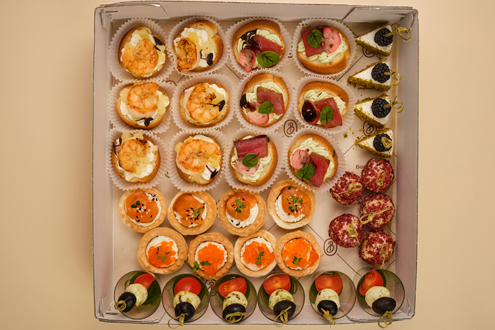 Гастробокс "Gastro Status" 35шт/1050гр 0 - фудмаркет «Ватрушка» Гастробокс "Gastro Status" 35шт/1050гр 0