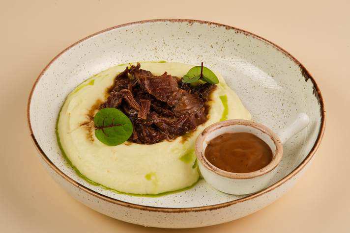 Щечки говяжьи с картофельным кремом и таежным соусом 250гр 0 - фудмаркет «Ватрушка» Щечки говяжьи с картофельным кремом и таежным соусом 250гр 0