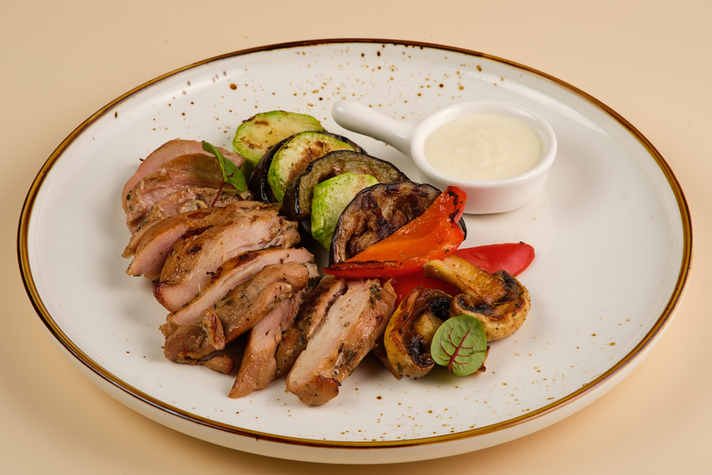 Стейк из цыпленка с овощами гриль и сливочно-горчичным соусом 250гр 0 - фудмаркет «Ватрушка» Стейк из цыпленка с овощами гриль и сливочно-горчичным соусом 250гр 0