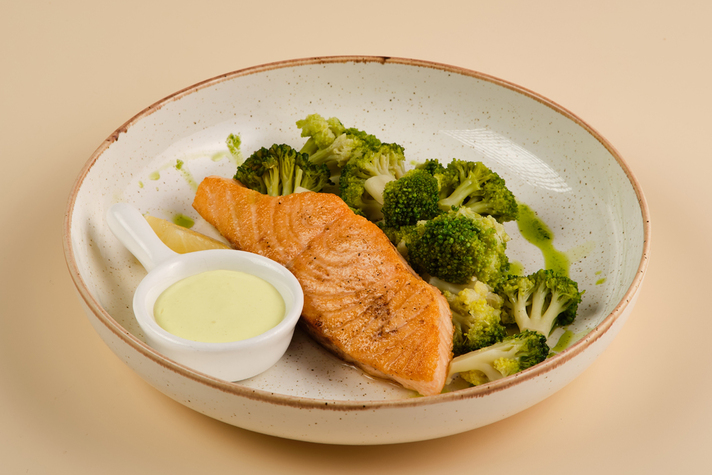 Стейк лосося с брокколи и сливочно-лимонным соусом 230гр 0 - фудмаркет «Ватрушка» Стейк лосося с брокколи и сливочно-лимонным соусом 230гр 0