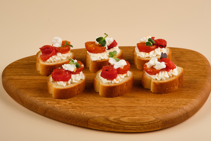 Тапасы с запеченными томатами черри, болгарским перцем и сыром Фета 6шт/200гр 0