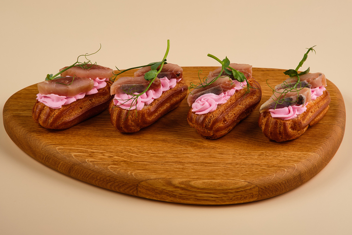 Мини-эклеры со слабосоленой сельдью и свекольным кремом 4шт/120гр 0