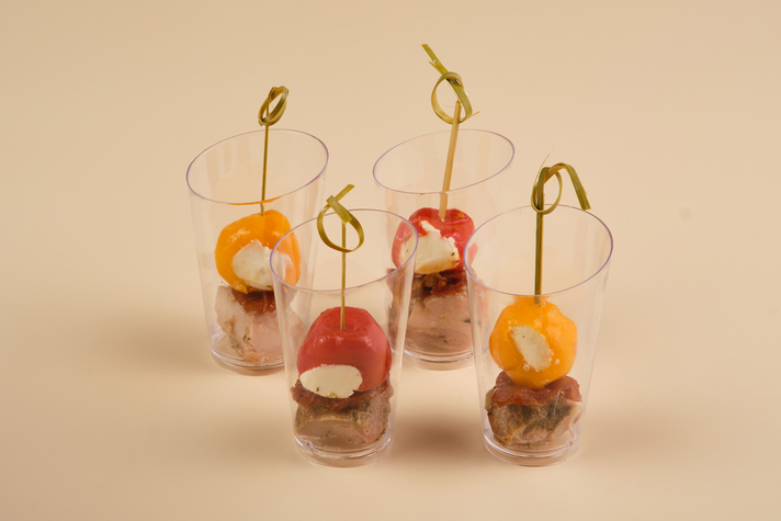 Канапе с запеченным цыпленком и печеным перцем с творожным сыром 4шт/100гр 0 - фудмаркет «Ватрушка» Канапе с запеченным цыпленком и печеным перцем с творожным сыром 4шт/100гр 0