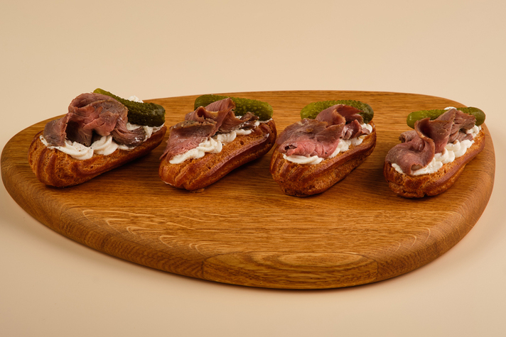 Мини-эклеры с ростбифом, пикули и кремом из сливочного хрена 4шт/120гр 0