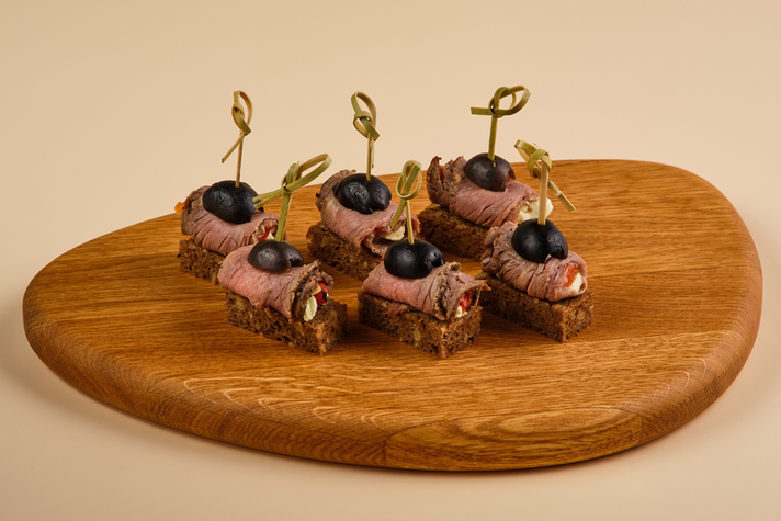 Канапе с ростбифом, маринованным перцем и маслиной на зерновом тосте 6шт/150гр 0