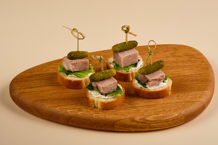 Канапе с бужениной и корнишонами на хлебном тосте 4шт/140гр 0