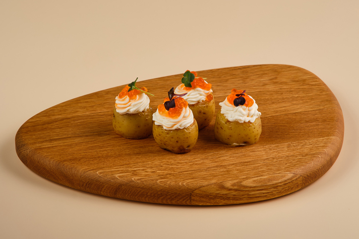 Канапе с красной икрой и сливочным сыром на беби картофеле 4шт/100гр 0