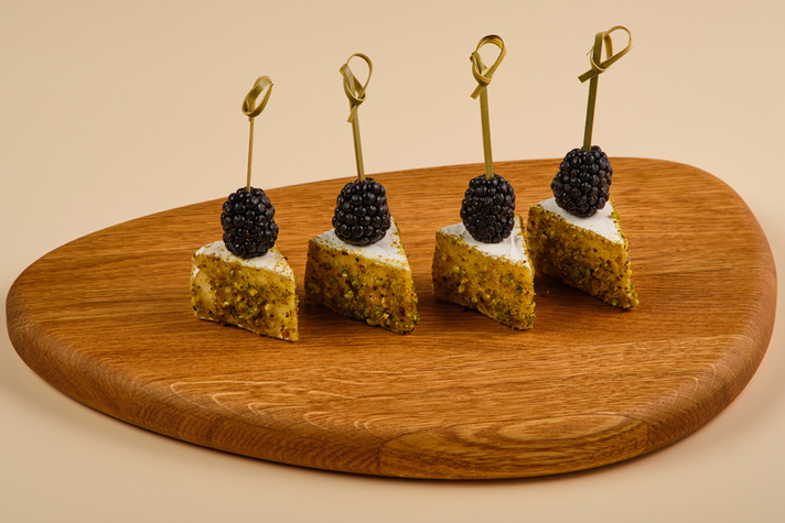 Канапе с камамбером, ежевикой и фисташкой 4шт/130гр 0