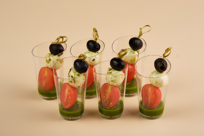 Канапе с моцареллой, томатом черри, маслиной и соусом песто 6шт/200гр 0