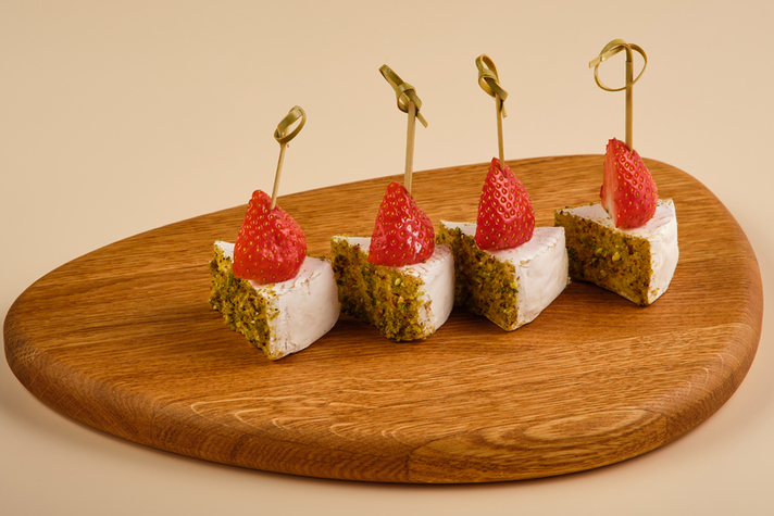 Канапе с камамбером, клубникой и фисташкой 4шт/130гр 0