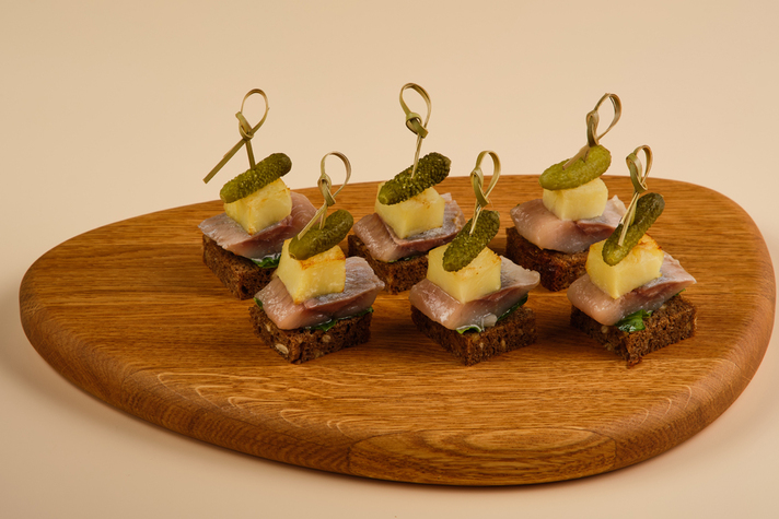 Канапе со слабосоленой сельдью и картофелем на зерновом хлебе 6шт/200гр 0