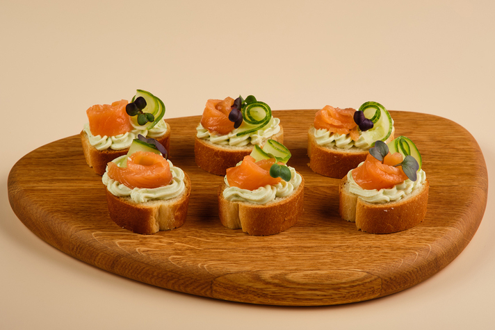 Тапасы с лососем слабосоленым и огурцом 6шт/200гр 0