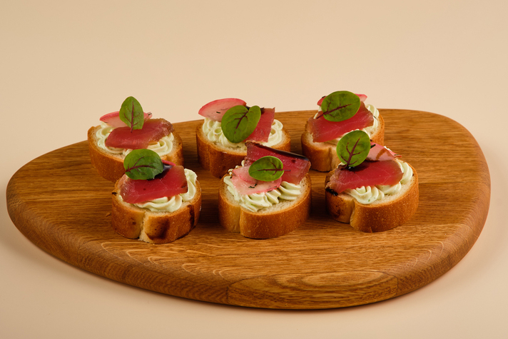 Тапасы с тунцом слабосоленым и маринованным редисом 6шт/180гр 0 - фудмаркет «Ватрушка» Тапасы с тунцом слабосоленым и маринованным редисом 6шт/180гр 0