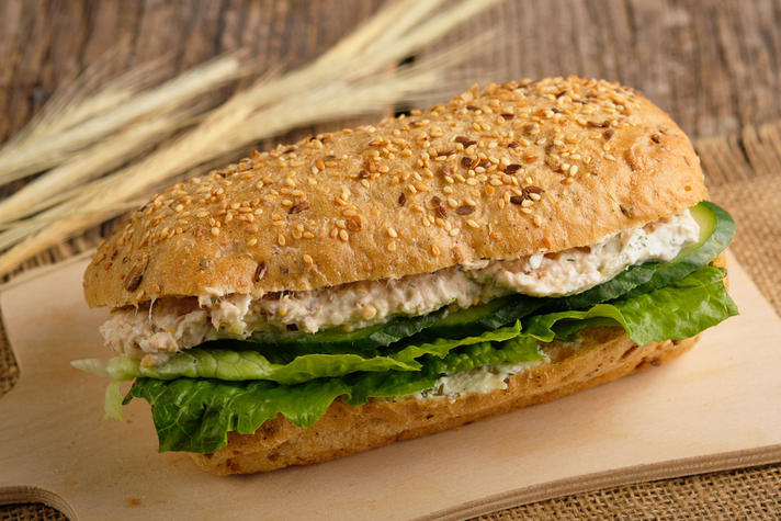 Сэндвич на зерновой булочке с тунцом 240гр 0