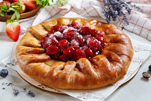 Галета с творогом, марципаном и малиной