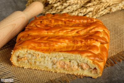 Пирог с форелью речной и рисом