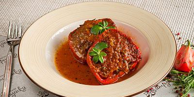 Перец фаршированный  мясом в томатном соусе 250гр