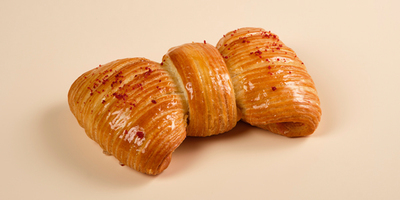 Слойка Бант с малиновым сырным кремом 130гр - фудмаркет «Ватрушка» Слойка Бант с малиновым сырным кремом 130гр