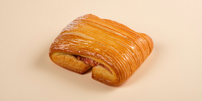 Слойка Плиссе с клубникой и творогом 170гр - фудмаркет «Ватрушка» Слойка Плиссе с клубникой и творогом 170гр