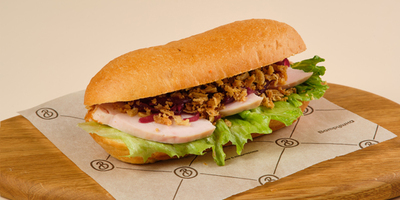 Сэндвич с копченой грудкой, кунжутным соусом и луком фри 240гр