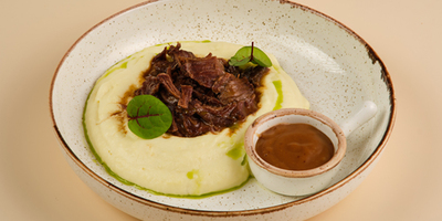 Щечки говяжьи с картофельным кремом и таежным соусом 250гр - фудмаркет «Ватрушка» Щечки говяжьи с картофельным кремом и таежным соусом 250гр