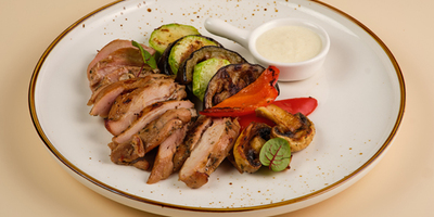 Стейк из цыпленка с овощами гриль и сливочно-горчичным соусом 250гр - фудмаркет «Ватрушка» Стейк из цыпленка с овощами гриль и сливочно-горчичным соусом 250гр