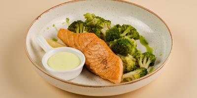 Стейк лосося с брокколи и сливочно-лимонным соусом 230гр - фудмаркет «Ватрушка» Стейк лосося с брокколи и сливочно-лимонным соусом 230гр