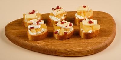 Тапасы с медовой грушей, сыром бри и грецким орехом 6шт/220гр - фудмаркет «Ватрушка» Тапасы с медовой грушей, сыром бри и грецким орехом 6шт/220гр