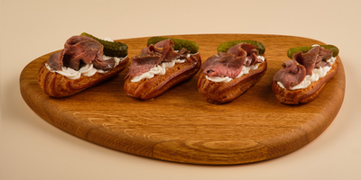 Мини-эклеры с ростбифом, пикули и кремом из сливочного хрена 4шт/120гр - фудмаркет «Ватрушка» Мини-эклеры с ростбифом, пикули и кремом из сливочного хрена 4шт/120гр