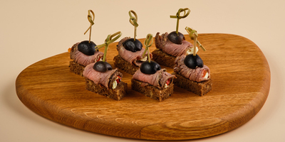 Канапе с ростбифом, маринованным перцем и маслиной на зерновом тосте 6шт/150гр - фудмаркет «Ватрушка» Канапе с ростбифом, маринованным перцем и маслиной на зерновом тосте 6шт/150гр