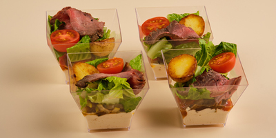 Мини-салат с ростбифом и овощами 4шт/450гр - фудмаркет «Ватрушка» Мини-салат с ростбифом и овощами 4шт/450гр