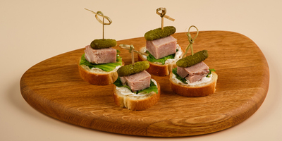 Канапе с бужениной и корнишонами на хлебном тосте 4шт/140гр - фудмаркет «Ватрушка» Канапе с бужениной и корнишонами на хлебном тосте 4шт/140гр