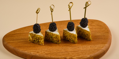 Канапе с камамбером, ежевикой и фисташкой 4шт/130гр - фудмаркет «Ватрушка» Канапе с камамбером, ежевикой и фисташкой 4шт/130гр