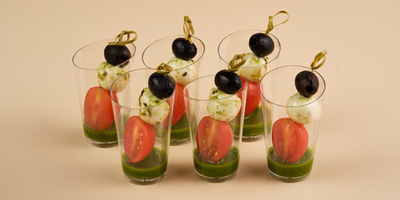 Канапе с моцареллой, томатом черри, маслиной и соусом песто 6шт/200гр