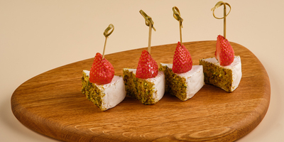 Канапе с камамбером, клубникой и фисташкой 4шт/130гр - фудмаркет «Ватрушка» Канапе с камамбером, клубникой и фисташкой 4шт/130гр