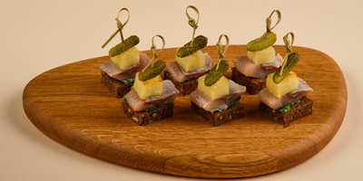 Канапе со слабосоленой сельдью и картофелем на зерновом хлебе 6шт/200гр - фудмаркет «Ватрушка» Канапе со слабосоленой сельдью и картофелем на зерновом хлебе 6шт/200гр