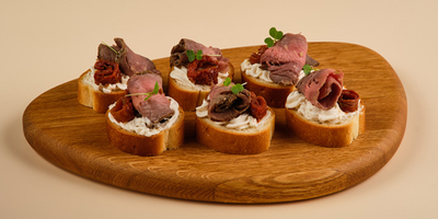 Тапасы с ростбифом и вяленым томатом 6шт/200гр - фудмаркет «Ватрушка» Тапасы с ростбифом и вяленым томатом 6шт/200гр