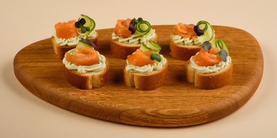 Тапасы с лососем слабосоленым и огурцом 6шт/200гр - фудмаркет «Ватрушка» Тапасы с лососем слабосоленым и огурцом 6шт/200гр