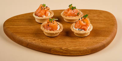 Мини-тарталетки с лососем слабосоленым и кунжутом 4шт/130гр - фудмаркет «Ватрушка» Мини-тарталетки с лососем слабосоленым и кунжутом 4шт/130гр