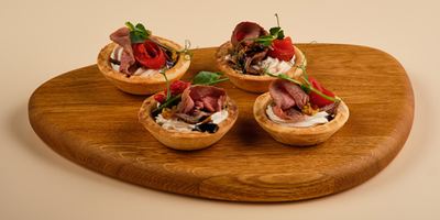 Тарталетки с ростбифом, печеным перцем и зернистой горчицей 4шт/150гр - фудмаркет «Ватрушка» Тарталетки с ростбифом, печеным перцем и зернистой горчицей 4шт/150гр