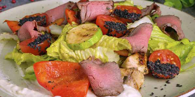 Салат с ростбифом и овощами, жареными на гриле
