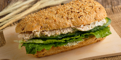 Сэндвич на зерновой булочке с тунцом 240гр